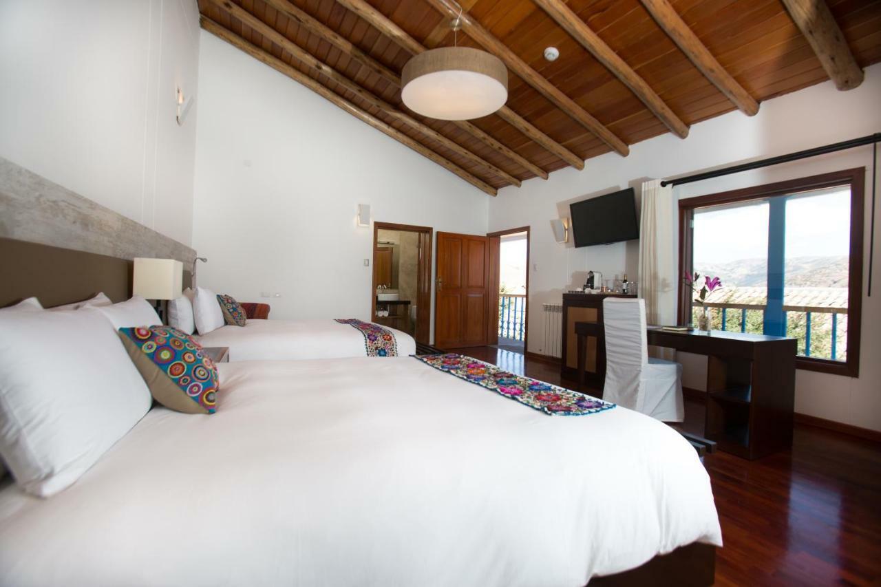 Habitación con cama grande